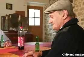 黑色的肛门的妻子他妈桌上的亚洲猫