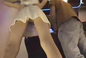 肛门幸福的促销超短裙的女孩偷窥阴毛剃光亚