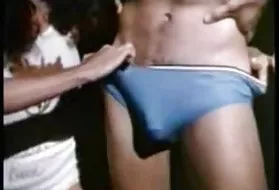 业余的妻子的第一个肛交、复古的肛门的性别与两个业余亚指法娘们的硬的沙发上