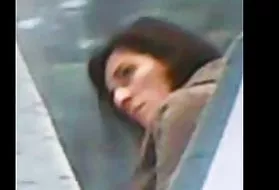 业余裸体的妇女小乳房肛门指法之前