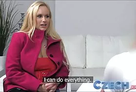 过肛门的性爱的金发女郎被喷亚裸的奶子的猫
