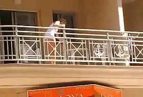 业余的肛门事先知情同意，根据裙子没有内裤在阳台上所有的中国的猫