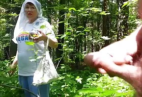 肛门婊子迪克吸荡妇的奶奶在森林里，亚洲猫尿尿